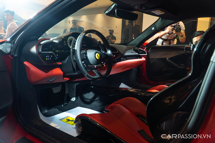 Điểm nhấn ngoại thất của 296 GTB chính hãng đầu tiên là bộ tem trong gói Assetto Fiorano. Được biết để có trang bị này, chủ xe phải cho thêm 1 tỷ đồng so với bản tiêu chuẩn.