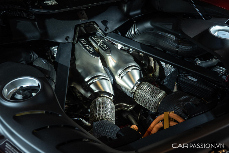 Sức kéo của 296 GTB đối vớid động cơ đốt là 425 Nm và động cơ điện là 315 Nm, tổng sức kéo 740 Nm. Xét về mặt thông số thì Ferrari 296 GTB đang vượt trội hơn đối thủ - McLaren Artura.