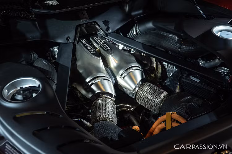 Sức kéo của 296 GTB đối vớid động cơ đốt là 425 Nm và động cơ điện là 315 Nm, tổng sức kéo 740 Nm. Xét về mặt thông số thì Ferrari 296 GTB đang vượt trội hơn đối thủ - McLaren Artura.