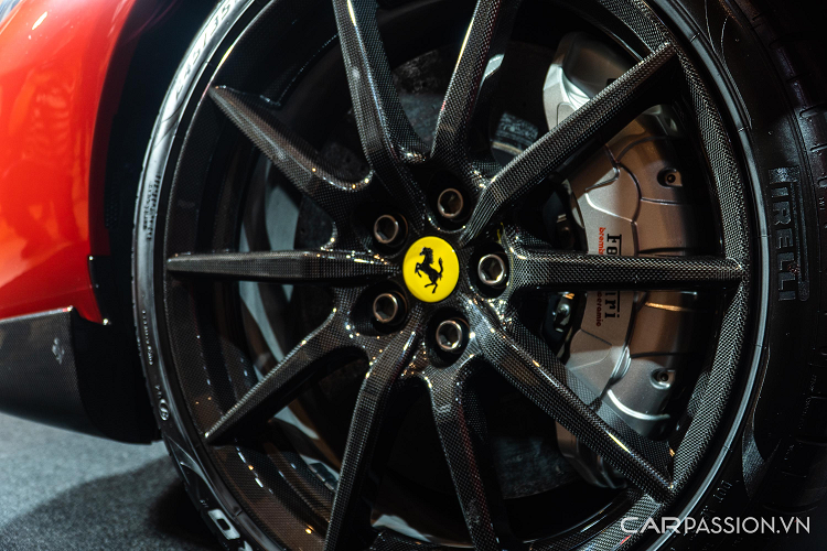 Siêu xe Ferrari 296 GTB trang bị động cơ xăng V6 kết hợp hệ truyền động plug-in hybrid, dung tích 2.9 lít cho công suất tối đa 654 mã lực và động cơ điện bổ sung thêm 164 mã lực; tổng công suất 818 mã lực.