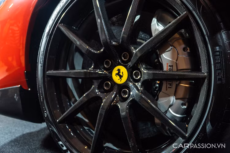 Siêu xe Ferrari 296 GTB trang bị động cơ xăng V6 kết hợp hệ truyền động plug-in hybrid, dung tích 2.9 lít cho công suất tối đa 654 mã lực và động cơ điện bổ sung thêm 164 mã lực; tổng công suất 818 mã lực.