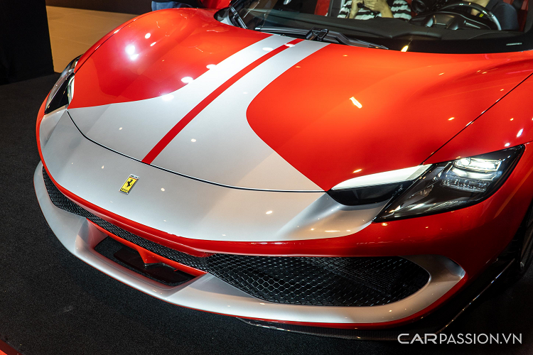 Bên trong khoang nội thất là phong cách thể thao, được kết hợp giữa hai tông màu đen và đỏ tương tự ngoại thất. Thiết kế trên Ferrari 296 GTB khá giống với mẫu SF90 Stradale, từ thiết kế cửa gió điều hòa, hộp số tới bảng điều khiển trung tâm.