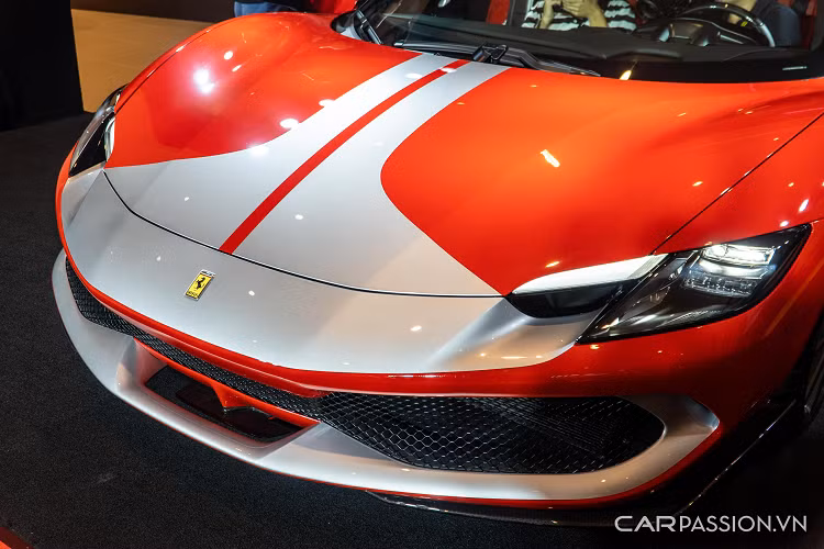 Bên trong khoang nội thất là phong cách thể thao, được kết hợp giữa hai tông màu đen và đỏ tương tự ngoại thất. Thiết kế trên Ferrari 296 GTB khá giống với mẫu SF90 Stradale, từ thiết kế cửa gió điều hòa, hộp số tới bảng điều khiển trung tâm.