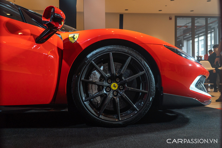 Ferrari 296 là mẫu xe mang thương hiệu Ý mở bán thương mại đầu tiên từ thập niên 1970, xe trang bị động cơ 6 xy-lanh. Đường nét thiết kế 296 GTB được ví như phiên bản thu nhỏ của Ferrari SF90 do có nhiều nét tương đồng ngoại và nội thất.