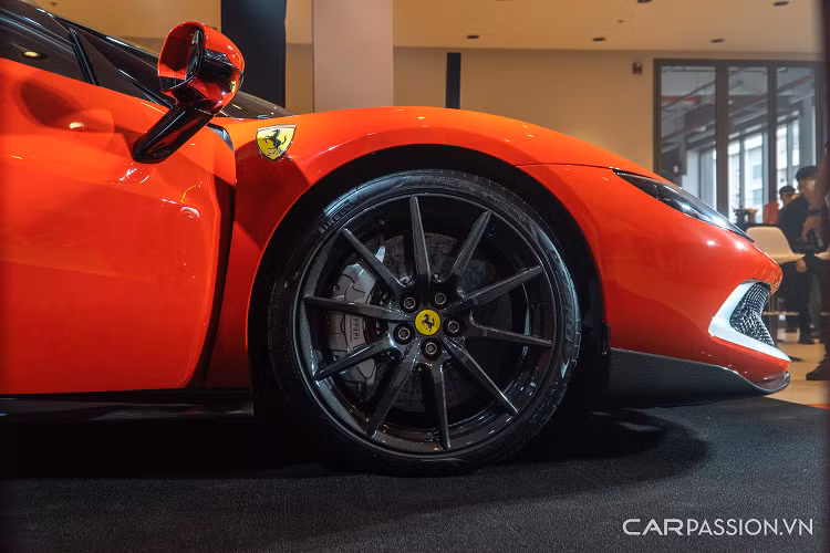 Ferrari 296 là mẫu xe mang thương hiệu Ý mở bán thương mại đầu tiên từ thập niên 1970, xe trang bị động cơ 6 xy-lanh. Đường nét thiết kế 296 GTB được ví như phiên bản thu nhỏ của Ferrari SF90 do có nhiều nét tương đồng ngoại và nội thất.