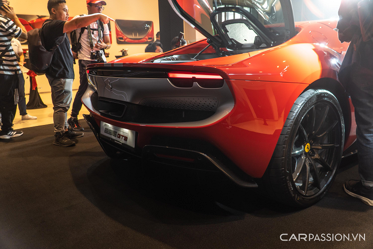 Ferrari 296 GTB có kích thước chiều dài × rộng × cao lần lượt là 4.565 × 1.958 × 1.187 mm. Phần đầu xe với hai hốc gió lớn và phần đuôi xe với hệ thống ống xả đặt giữa cùng cụm đèn hậu có dải LED khá giống Roma.