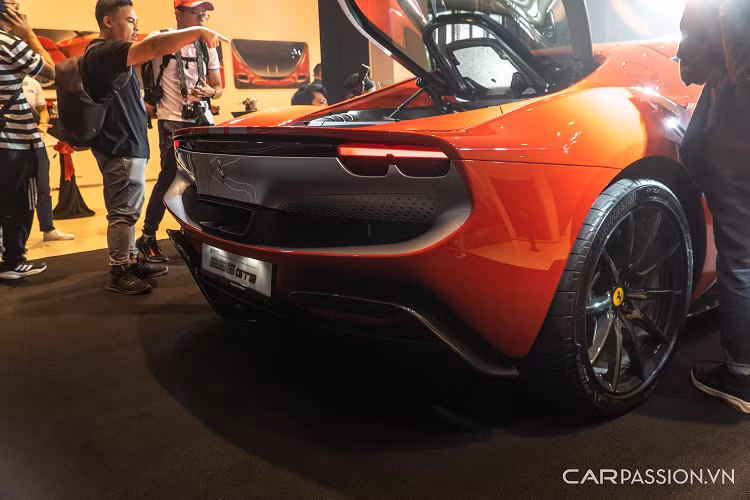 Ferrari 296 GTB có kích thước chiều dài × rộng × cao lần lượt là 4.565 × 1.958 × 1.187 mm. Phần đầu xe với hai hốc gió lớn và phần đuôi xe với hệ thống ống xả đặt giữa cùng cụm đèn hậu có dải LED khá giống Roma.