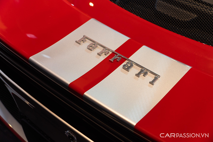 Siêu xe Ferrari 296 GTB chính hãng đầu tiên có ngoại thất sơn tông màu đỏ với các điểm nhấn chi tiết sơn đen, có thêm carbon và bộ mâm 10 chấu đơn bằng carbon.