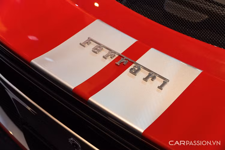 Siêu xe Ferrari 296 GTB chính hãng đầu tiên có ngoại thất sơn tông màu đỏ với các điểm nhấn chi tiết sơn đen, có thêm carbon và bộ mâm 10 chấu đơn bằng carbon.