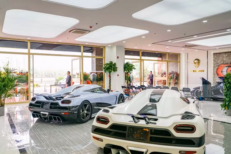 Chi 2 năm sau, chiếc Koenigsegg Agera R BLT nhập lậu được mang ra đấu giá với con số khởi điểm 2,67 triệu nhân dân tệ, chỉ bằng 1/3 giá xe xuất xưởng đã gây ngạc nhiên, chủ nhân của chiếc siêu xe Koenigsegg Agera R BLT nhập lậu về Trung Quốc khi đó là 1 thiếu gia còn khá trẻ và đã chia sẻ mình không tham gia vào đấu giá vì đã chán xe này. 