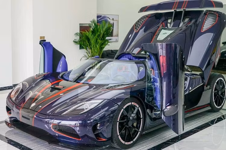 Vào tháng 5/2018, một đại lý siêu xe tiếng tăm nhất Trung Quốc khai trương đại lý Koenigsegg tại quận Chaoyang, ở Bắc Kinh đã thu hút giới đam mê đến xem khi có 3 xe Koenigsegg xuất hiện và độc phẩm Agera R BLT cũng có mặt. Hình ảnh gần đây do 1 người yêu xe ở Trung Quốc đăng tải lên mạng xã hội vào đầu năm 2022 cho thấy, Koenigsegg Agera R BLT được trưng bày trong showroom siêu xe trăm tỷ đồng.