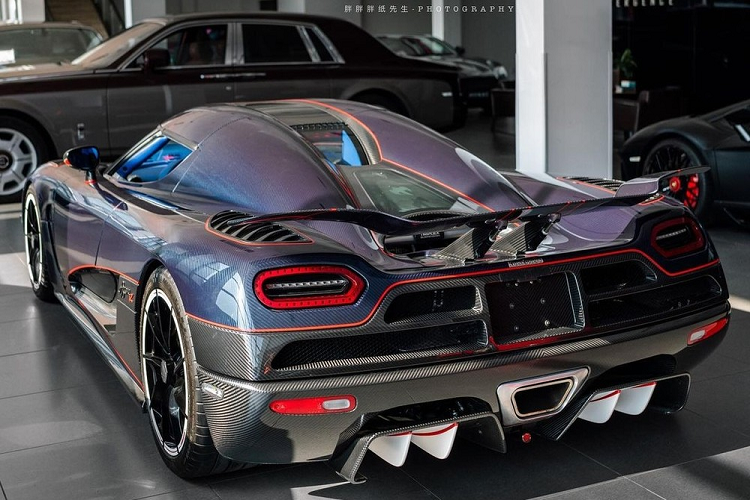 SKoenigsegg Agera R BLT được trang bị động cơ V8, dung tích 5.0 lít, tăng áp kép, sản sinh ra công suất tối đa 1.100 mã lực tại vòng tua 6.900 vòng/phút và mô-men xoắn cực đại 1.000 Nm tại vòng tua từ 2.700 đến 6.170 vòng/phút. Động cơ có thể sử dụng nhiều loại nhiên liệu, nhưng ưu tiên nhiên liệu sinh học. Nếu dùng xăng A95, sức mạnh siêu xe giảm 100 mã lực và mô-men xoắn cũng giảm 136 Nm. Xe có hộp số 7 cấp.