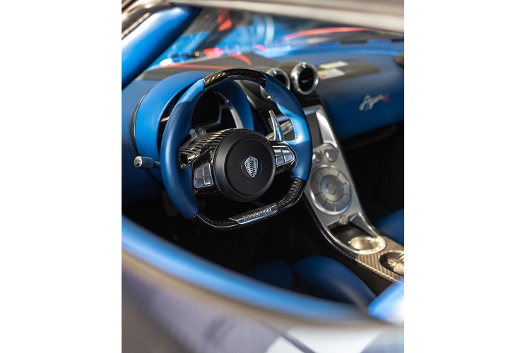 Nhiều năm về sau, siêu phẩm Koenigsegg Agera R BLT cũng hay xuất hiện trên đường phố Trung Quốc và đi cùng toàn các xe hypercar đình đám như McLaren P1, Koenigsegg Agera R, Ferrari LaFerrari hay Porsche 918 Spyder. Một số sự kiện, chiếc xe Koenigsegg Agera R BLT còn được vệ sĩ của chủ xe đứng vây quanh, tránh để xảy ra va quẹt nhỏ có thể làm xước bộ áo carbon xanh đắt tiền.