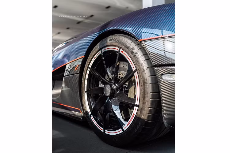 Năm 2015, giới mê xe bắt gặp Koenigsegg Agera R BLT lăn bánh tại Thẩm Dương, Liêu Ninh, Trung Quốc sau 3 năm bị hải quan Trung Quốc tịch thu. Giới mê xe tại đây từng đồn rằng kỹ sư của hãng xe Koenigsegg đã bay sang Trung Quốc khi chiếc xe Koenigsegg Agera R BLT đã hoàn chỉnh pháp lý nhằm đảm bảo xe được vận hành tốt nhất. 