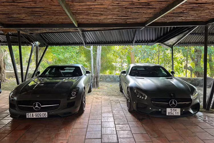 Tiếp đến là một chiếc xe thể thao Porsche 911 đời cũ được trang bị gói độ TechArt và cuối cùng là SUV nhanh nhất thế giới Porsche Cayenne Turbo GT 2022.