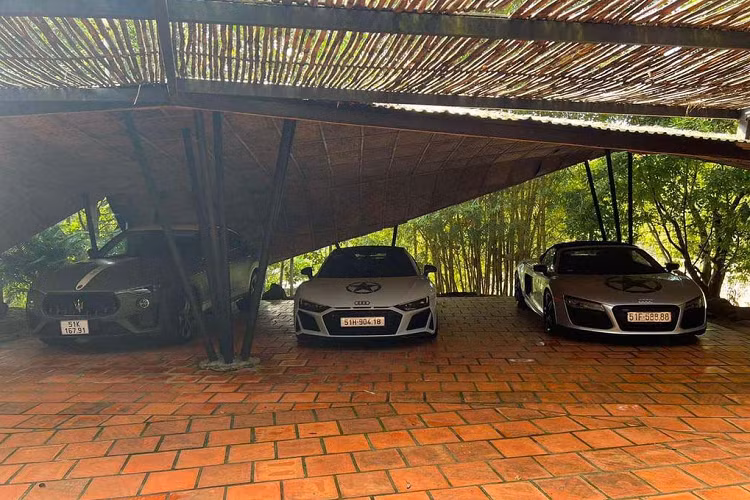 Các mẫu xe đến từ nhà “ngôi sao ba cánh” có Mercedes-Benz SLS AMG GT Final Edition chỉ được sản xuất giới 350 chiếc trên toàn thế giới, kể cả bản coupe lẫn roadster và Mercedes-AMG GT S Edition.