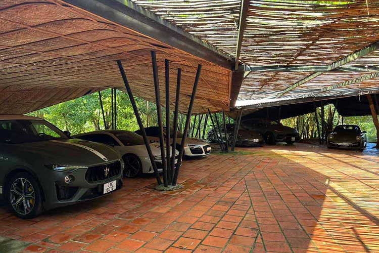 Đáng chú ý, tất cả dàn siêu xe nghìn tỷ lộ diện lần này không có một chiếc nào trùng với garage trước đó của ông Đặng Lê Nguyên Vũ. Một số siêu xe và xe thể thao đắt tiền cũng mới được đưa về đây.