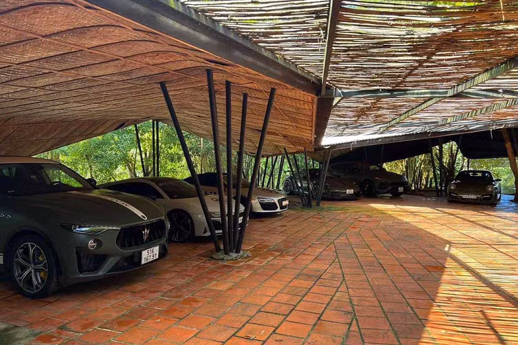 Đáng chú ý, tất cả dàn siêu xe nghìn tỷ lộ diện lần này không có một chiếc nào trùng với garage trước đó của ông Đặng Lê Nguyên Vũ. Một số siêu xe và xe thể thao đắt tiền cũng mới được đưa về đây.