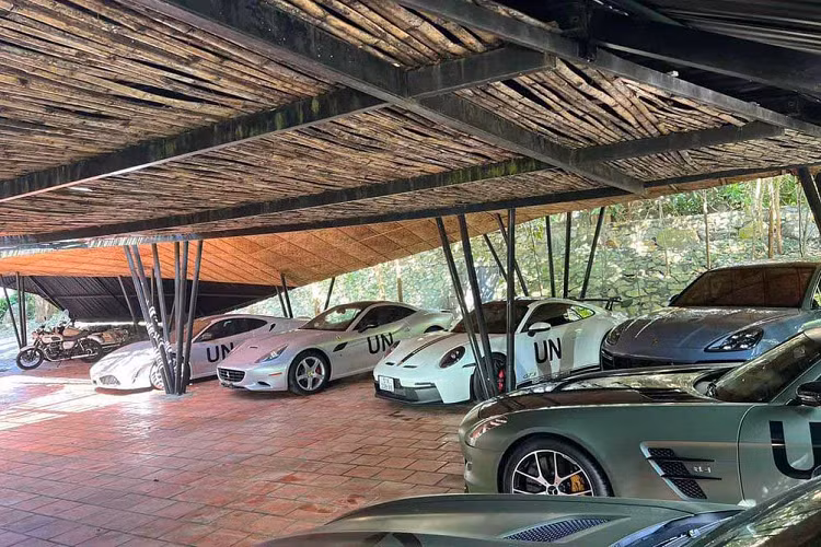 Trong những bức ảnh của một người chuyên nhập, bán siêu xe cho ông Đặng Lê Nguyên Vũ mới chia sẻ lên mạng xã hội gần đây, có khoảng 11 xe mới xuất hiện trong garage của vị đại gia mê ôtô này.