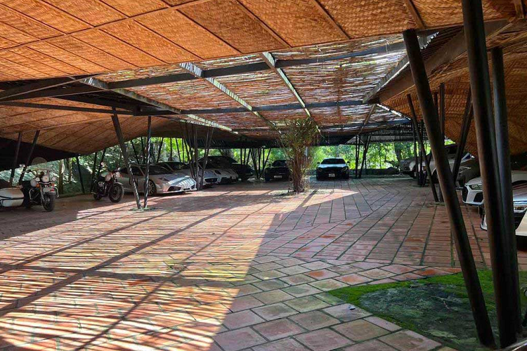 Mười một chiếc xe xuất hiện lần này thuộc các dòng siêu xe, xe thể thao, SUV, xe siêu sang và cả 2 xe môtô 3 bánh. Garage bí ẩn thứ hai này vẫn hội tụ các thương hiệu đinh đám như: Mercedes-Benz, Porsche, Ferrari, Audi, Rolls-Royce,… 