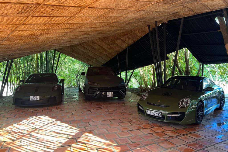 Trong garage xuất hiện lần này chỉ có đúng 4 chiếc xe đến từ thương hiệu Porsche, gồm: 2 chiếc xe đua đường phố Porsche 911 GT3 thế hệ mới nhất mang tên gọi 992 với xe màu trắng dùng số tự động còn xe màu xanh bộ đội là số sàn.