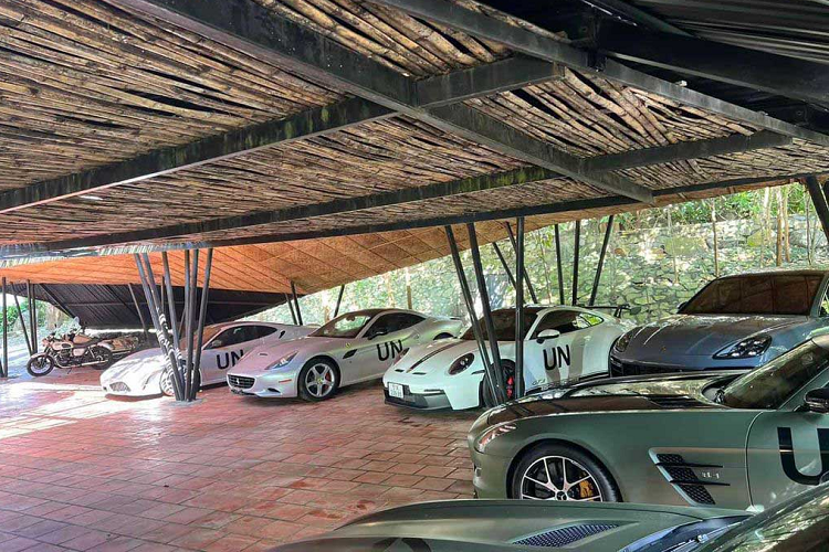 Với thương hiệu Ferrari, garage này có hai mẫu xe “đình đám” là 430 Scuderia vốn chỉ đúng 2 xe xuất hiện tại Việt Nam và siêu xe mui trần California đã đồng hành với vị Chủ tịch cà phê Trung Nguyên suốt gần 10 năm qua. Nguyên bản, hai chiếc xe này có màu đỏ, nhưng nay đã được chủ nhân thay “áo” mới.