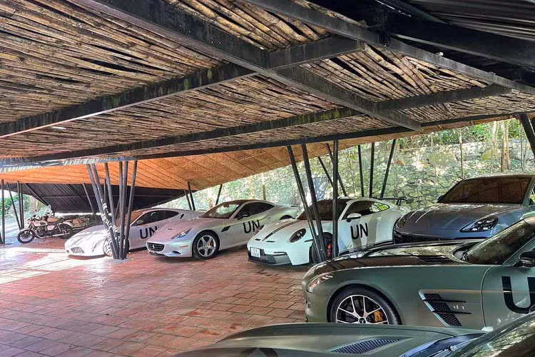 Với thương hiệu Ferrari, garage này có hai mẫu xe “đình đám” là 430 Scuderia vốn chỉ đúng 2 xe xuất hiện tại Việt Nam và siêu xe mui trần California đã đồng hành với vị Chủ tịch cà phê Trung Nguyên suốt gần 10 năm qua. Nguyên bản, hai chiếc xe này có màu đỏ, nhưng nay đã được chủ nhân thay “áo” mới.