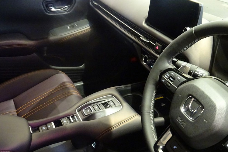 Nếu so với Honda HR-V mới, xe dài hơn 220 mm, rộng hơn 50 mm, cao hơn 41 mm và chiều dài cơ sở tăng 45 mm. Nhờ đó, Honda ZR-V 2023 cũng mang đến không gian nội thất 5 chỗ rộng rãi hơn người anh em HR-V. Bên trong xe là không gian nội thất khá giống với Civic. Tuy nhiên, mẫu SUV này lại được trang bị nút bấm chuyển số trên cụm điều khiển trung tâm thay vì dùng cần số.