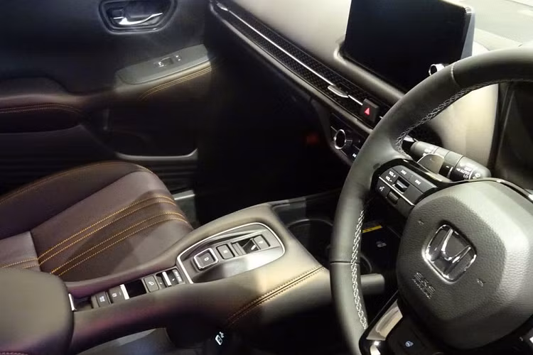 Nếu so với Honda HR-V mới, xe dài hơn 220 mm, rộng hơn 50 mm, cao hơn 41 mm và chiều dài cơ sở tăng 45 mm. Nhờ đó, Honda ZR-V 2023 cũng mang đến không gian nội thất 5 chỗ rộng rãi hơn người anh em HR-V. Bên trong xe là không gian nội thất khá giống với Civic. Tuy nhiên, mẫu SUV này lại được trang bị nút bấm chuyển số trên cụm điều khiển trung tâm thay vì dùng cần số.