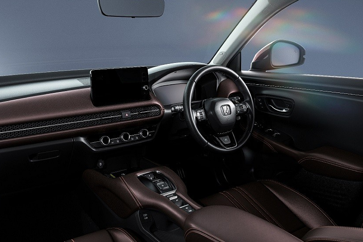 Khách hàng có thể chi thêm tiền để trang bị màn hình trung tâm 9 inch hoặc 11,4 inch cho xe. Trong khi đó, bản Z được trang bị tốt hơn với đèn pha LED thích ứng, có tính năng chiếu sáng chủ động theo góc đánh lái và vành 18 inch sơn 2 màu thể thao hơn.