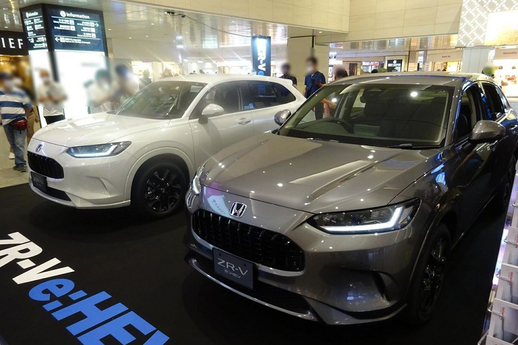 Thay đổi tiếp theo của Honda ZR-V 2023 ở Nhật Bản so với xe dành cho Trung Quốc chính là kích thước. Được phát triển dựa trên cơ sở gầm bệ của Honda Civic thế hệ mới, mẫu SUV này sở hữu chiều dài 4.570 mm, chiều rộng 1.840 mm, chiều cao 1.620 mm, chiều dài cơ sở 2.655 mm và chiều cao gầm 190 mm. So với xe ở Trung Quốc, Honda ZR-V 2023 tại Nhật Bản ngắn hơn 18 mm.