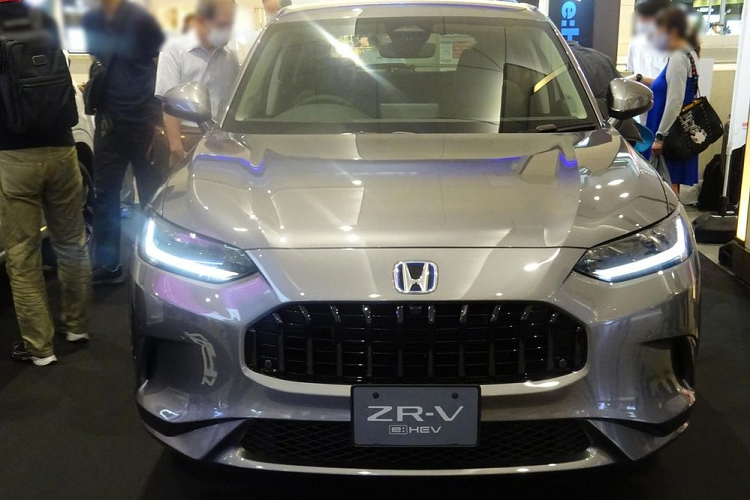 Cụ thể, mẫu xe SUV Honda ZR-V 2023 ở thị trường Nhật Bản được chia thành 2 phiên bản là X và Z. Dù ở phiên bản nào, xe cũng sở hữu thiết kế ngoại thất khác biệt so với Honda ZR-V 2023 ở Trung Quốc và HR-V thế hệ mới tại Mỹ. Cụ thể, Honda ZR-V 2023 dành cho thị trường Nhật Bản được trang bị lưới tản nhiệt hình lục giác nhưng đi kèm nan nằm dọc thay vì mắt lưới hình tổ ong.