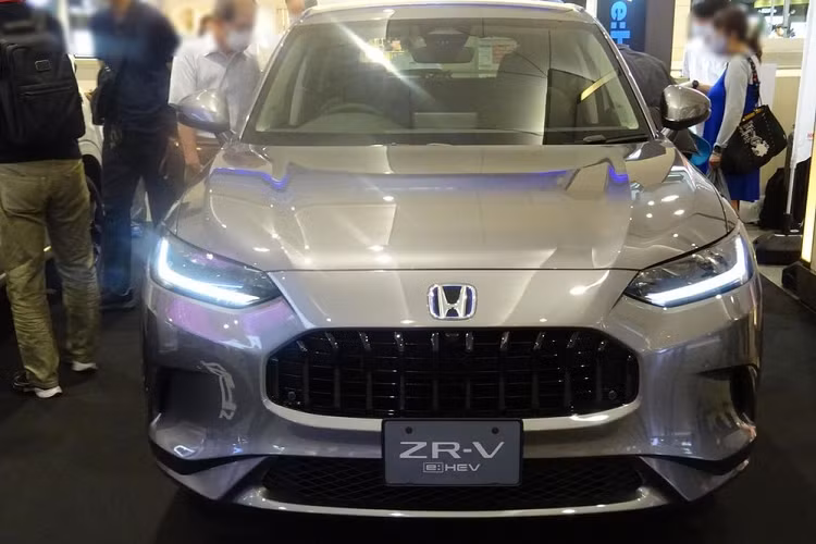 Cụ thể, mẫu xe SUV Honda ZR-V 2023 ở thị trường Nhật Bản được chia thành 2 phiên bản là X và Z. Dù ở phiên bản nào, xe cũng sở hữu thiết kế ngoại thất khác biệt so với Honda ZR-V 2023 ở Trung Quốc và HR-V thế hệ mới tại Mỹ. Cụ thể, Honda ZR-V 2023 dành cho thị trường Nhật Bản được trang bị lưới tản nhiệt hình lục giác nhưng đi kèm nan nằm dọc thay vì mắt lưới hình tổ ong.