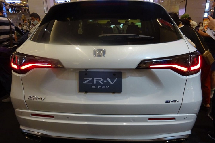 Honda muốn ZR-V mới cạnh tranh với những đối thủ như Toyota RAV4, Mazda CX-5 và Nissan X-Trail. Có vẻ như Honda ZR-V 2023 sẽ thay "đàn anh" CR-V để ganh đua trong phân khúc SUV hạng C tại thị trường nội địa. Nguyên nhân là do Honda CR-V đã chính thức bị ngừng bán tại thị trường Nhật Bản.