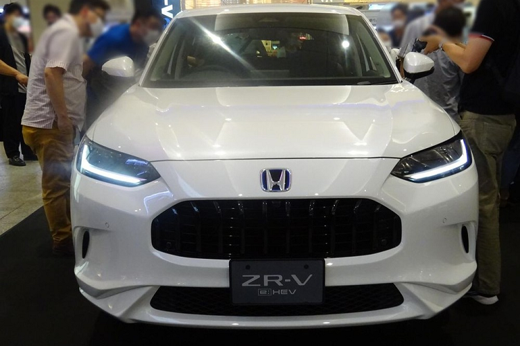 Xe cũng đi kèm gói công nghệ an toàn Honda Sensing, bao gồm những tính năng như phanh giảm thiểu va chạm, kiểm soát chân ga khi tiến/lùi, hỗ trợ đánh lái ngăn va chạm với người đi bộ, ngăn lệch làn đường, hệ thống kiểm soát hành trình thích ứng, hỗ trợ giữ làn đường, cảnh báo khi phương tiện phía trước khởi hành... Bên cạnh đó là hệ thống cảnh báo điểm mù, cảm biến đỗ xe và camera đa góc.