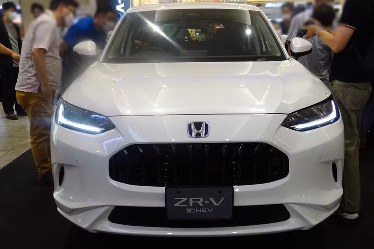 Xe cũng đi kèm gói công nghệ an toàn Honda Sensing, bao gồm những tính năng như phanh giảm thiểu va chạm, kiểm soát chân ga khi tiến/lùi, hỗ trợ đánh lái ngăn va chạm với người đi bộ, ngăn lệch làn đường, hệ thống kiểm soát hành trình thích ứng, hỗ trợ giữ làn đường, cảnh báo khi phương tiện phía trước khởi hành... Bên cạnh đó là hệ thống cảnh báo điểm mù, cảm biến đỗ xe và camera đa góc.