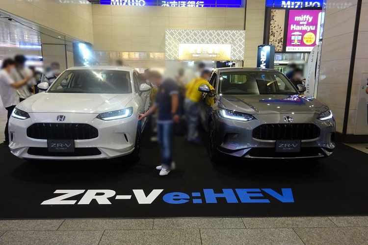 Vào hồi giữa tháng 7 năm nay, Honda đã bất ngờ tung ra những hình ảnh và thông tin đầu tiên của mẫu xe ZR-V mới dành cho thị trường nội địa Nhật Bản. Theo kế hoạch, đến tháng 11 năm nay, hãng Honda mới chính thức bán Honda ZR-V 2023 mới ra thị trường. Tuy nhiên, vào hôm 13-14/8/2022 vừa qua, hãng Honda đã bất ngờ trưng bày 2 chiếc ZR-V mới tại thành phố Osaka của Nhật Bản.