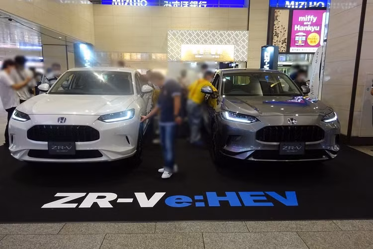 Vào hồi giữa tháng 7 năm nay, Honda đã bất ngờ tung ra những hình ảnh và thông tin đầu tiên của mẫu xe ZR-V mới dành cho thị trường nội địa Nhật Bản. Theo kế hoạch, đến tháng 11 năm nay, hãng Honda mới chính thức bán Honda ZR-V 2023 mới ra thị trường. Tuy nhiên, vào hôm 13-14/8/2022 vừa qua, hãng Honda đã bất ngờ trưng bày 2 chiếc ZR-V mới tại thành phố Osaka của Nhật Bản.