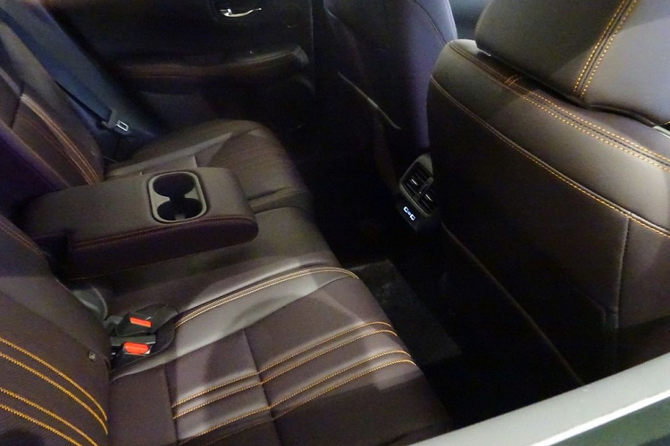 Trên vô lăng còn có thêm nút bật/tắt tính năng sưởi. Hàng ghế phía sau có đầy đủ cửa gió điều hòa, 2 cổng USB và bệ tì tay trung tâm, tích hợp hộc đựng cốc. Ở bản X, Honda ZR-V 2023 tại Nhật Bản có những trang bị như đèn pha LED toàn phần, đèn báo rẽ LED chiếu sáng tuần tự, vành nhôm 18 inch màu xám và lốp 255/55 R18. Bên trong bản X là nội thất bọc da tổng hợp pha nỉ và màn hình trung tâm 8 inch tiêu chuẩn.