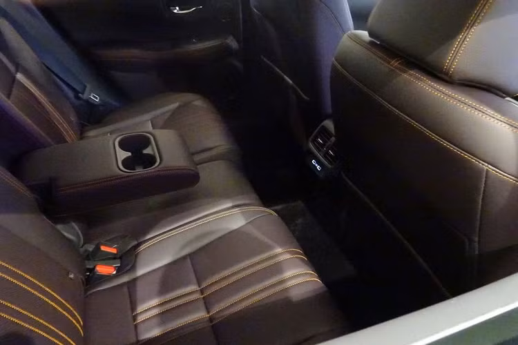 Trên vô lăng còn có thêm nút bật/tắt tính năng sưởi. Hàng ghế phía sau có đầy đủ cửa gió điều hòa, 2 cổng USB và bệ tì tay trung tâm, tích hợp hộc đựng cốc. Ở bản X, Honda ZR-V 2023 tại Nhật Bản có những trang bị như đèn pha LED toàn phần, đèn báo rẽ LED chiếu sáng tuần tự, vành nhôm 18 inch màu xám và lốp 255/55 R18. Bên trong bản X là nội thất bọc da tổng hợp pha nỉ và màn hình trung tâm 8 inch tiêu chuẩn.