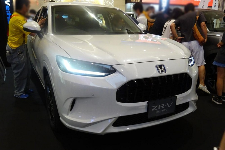 Cản trước của xe không đi kèm nẹp màu đen bóng xung quanh 2 khe gió như tại thị trường Trung Quốc. Thay vào đó, cản trước của Honda ZR-V 2023 tại Nhật Bản được sơn 1 màu giống với toàn bộ thân xe. Ngay cả hốc bánh, sườn xe và cản sau của Honda ZR-V 2023 tại Nhật Bản cũng không có nẹp màu đen bóng như xe ở Trung Quốc hay Bắc Mỹ.