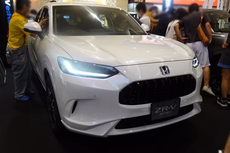 Cản trước của xe không đi kèm nẹp màu đen bóng xung quanh 2 khe gió như tại thị trường Trung Quốc. Thay vào đó, cản trước của Honda ZR-V 2023 tại Nhật Bản được sơn 1 màu giống với toàn bộ thân xe. Ngay cả hốc bánh, sườn xe và cản sau của Honda ZR-V 2023 tại Nhật Bản cũng không có nẹp màu đen bóng như xe ở Trung Quốc hay Bắc Mỹ.