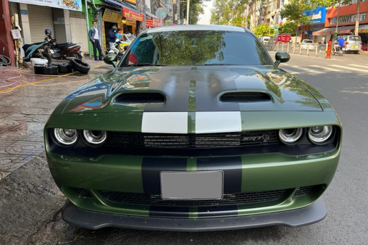 Mới đây, một chiếc Dodge Challenger Hellcat Redeye hàng hiếm màu xanh lá vừa xuất hiện trên đường phố TP.HCM. Xe thuộc phiên bản Hellcat Redeye đầu tiên ở Việt Nam. Những chiếc Dodge Challenger Hellcat về nước trước đó chỉ là phiên bản thường, có công suất thấp hơn.
