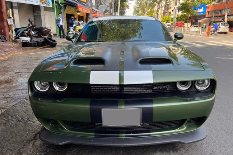 Mới đây, một chiếc Dodge Challenger Hellcat Redeye hàng hiếm màu xanh lá vừa xuất hiện trên đường phố TP.HCM. Xe thuộc phiên bản Hellcat Redeye đầu tiên ở Việt Nam. Những chiếc Dodge Challenger Hellcat về nước trước đó chỉ là phiên bản thường, có công suất thấp hơn.