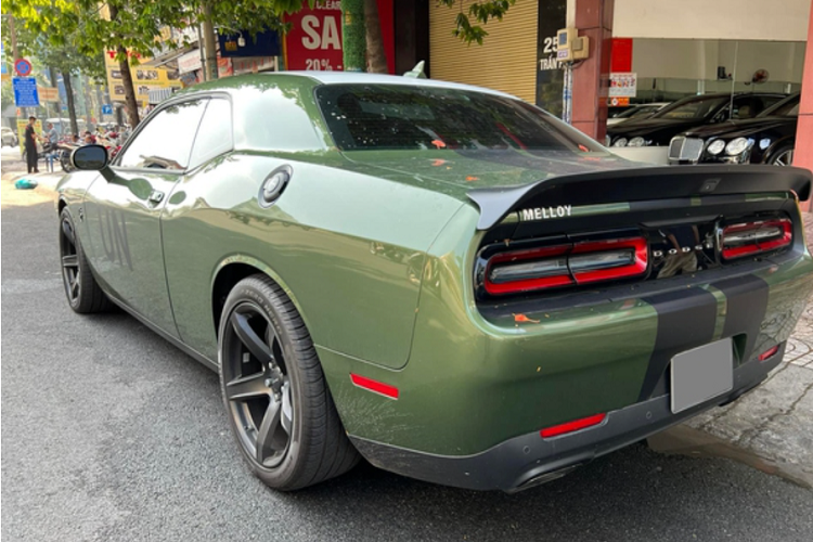 Ở bên hông xe xuất hiện dòng chữ “UN”, ngầm khẳng định mẫu xe cơ bắp Dodge Challenger Hellcat Redeye của Đặng Lê Nguyên Vũ.