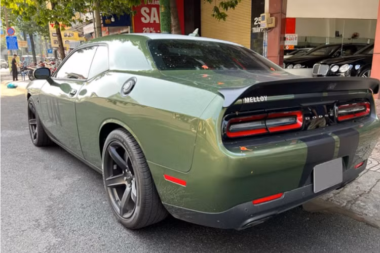 Ở bên hông xe xuất hiện dòng chữ “UN”, ngầm khẳng định mẫu xe cơ bắp Dodge Challenger Hellcat Redeye của Đặng Lê Nguyên Vũ.