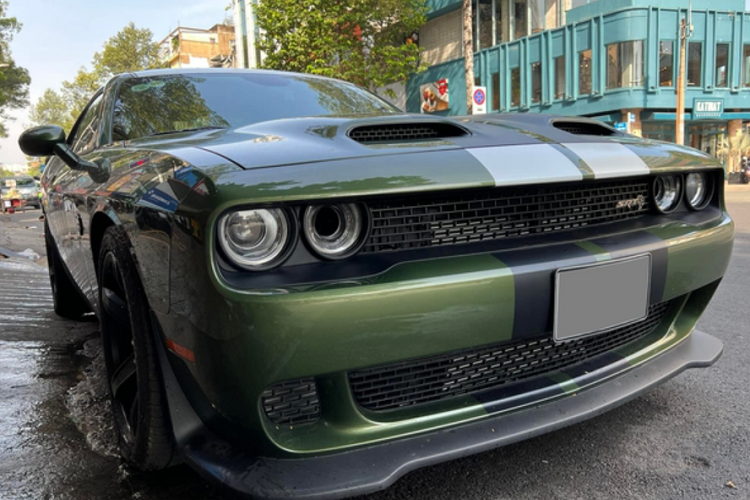 Ngoại thất chiếc Dodge Challenger Hellcat Redeye này được khoác màu xanh lá lạ mắt, không “đụng hàng” với bất kỳ chiếc Challenger nào trong nước. Màu sơn này là tùy chọn thêm do hãng Dodge cung cấp cho những khách hàng có nhu cầu.
