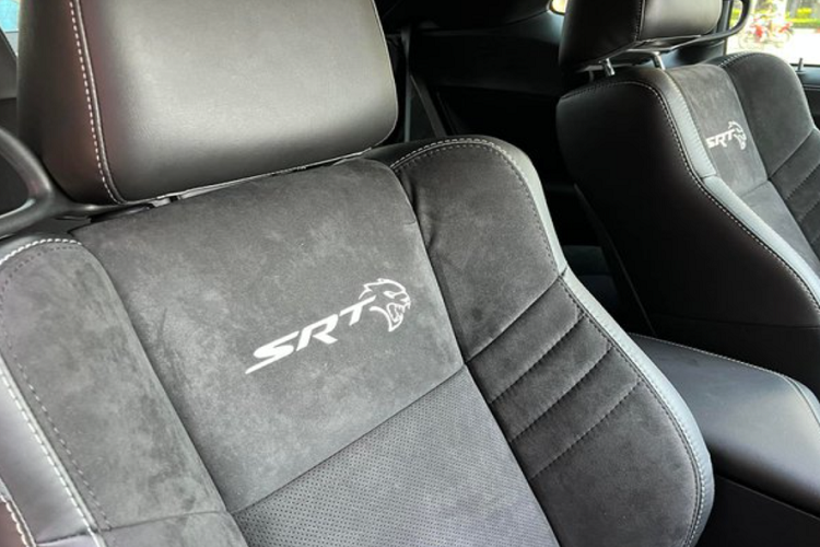 Không có nhiều hình ảnh nội thất của chiếc Challenger Hellcat này, nhưng bộ ghế là loại thể thao, được bọc chất liệu da Nappa và Alcantara màu đen, xen kẽ là đường chỉ khâu màu trắng quanh ghế ngồi và dòng chữ “SRT”.