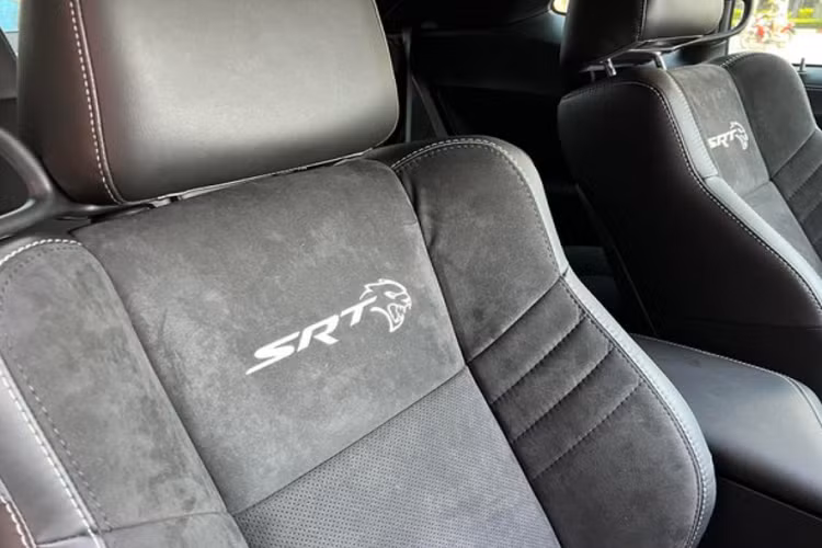 Không có nhiều hình ảnh nội thất của chiếc Challenger Hellcat này, nhưng bộ ghế là loại thể thao, được bọc chất liệu da Nappa và Alcantara màu đen, xen kẽ là đường chỉ khâu màu trắng quanh ghế ngồi và dòng chữ “SRT”.