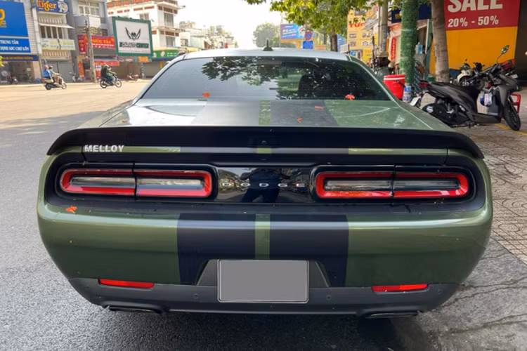 Đi kèm với đó là hộp số tự động 8 cấp và hệ dẫn động cầu sau. Phiên bản này có thời gian tăng tốc 0-100 km/h trong khoảng 3,6 giây. So với Hellcat tiêu chuẩn, Redeye có công suất cao hơn 90 mã lực và 15 Nm mô-men xoắn. Mức giá xe Dodge Challenger Hellcat Redeye của ông Đặng Lê Nguyên Vũ dự đoán không dưới 10 tỷ đồng.